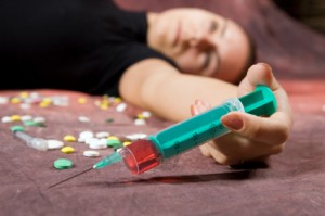 El riesgo de sufrir una sobredosis aumenta con el consumo de varias drogas a la vez.