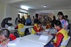 Estudiantes en la sala de curso de la Casa Roja.