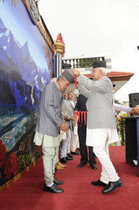 El Vice Presidente de Nepal ayuda a condecorar a los héroes que contribyen a crear vidas libres de drogas.