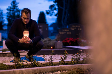 Mat with a candle at the grave